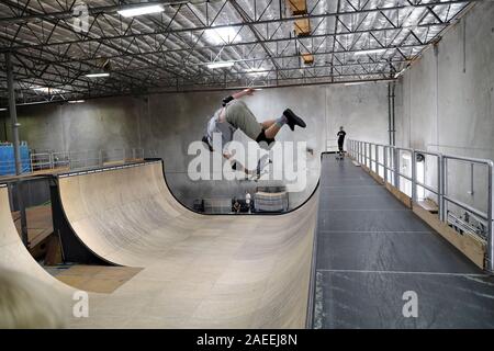 Pro Skater Praxis am Vogelhaus Skate Lager. Stockfoto