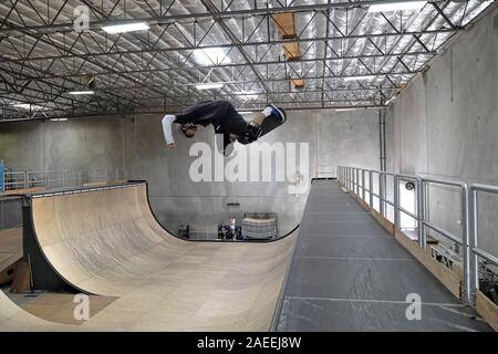 Pro Skater Praxis am Vogelhaus Skate Lager. Stockfoto