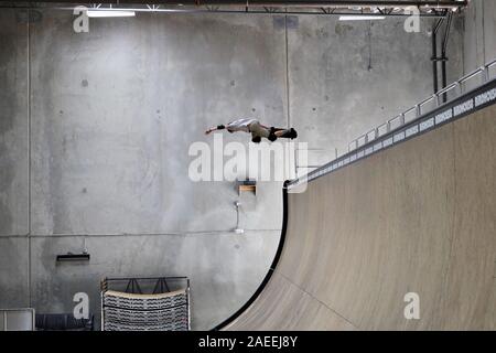 Pro Skater Praxis am Vogelhaus Skate Lager. Stockfoto