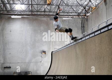 Pro Skater Praxis am Vogelhaus Skate Lager. Stockfoto