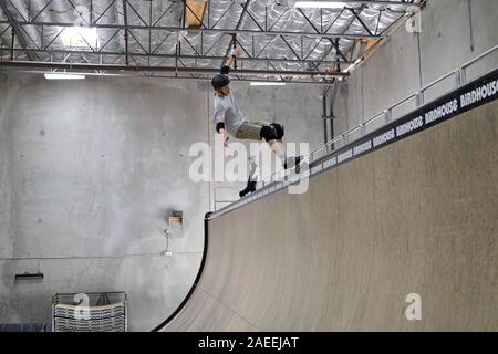 Pro Skater Praxis am Vogelhaus Skate Lager. Stockfoto