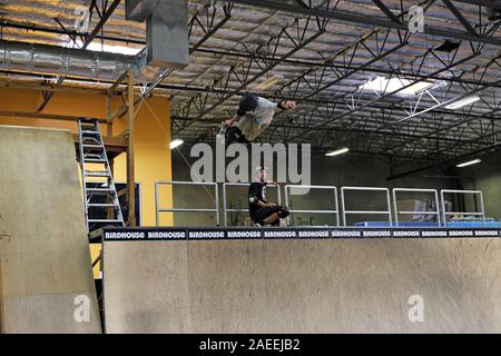 Pro Skater Praxis am Vogelhaus Skate Lager. Stockfoto