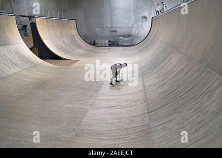 Pro Skater Praxis am Vogelhaus Skate Lager. Stockfoto