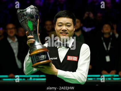 York, UK. 8 Dez, 2019. Ding Junhui von China feiert mit seinen Trophäe, nachdem er das Snooker UK Championship 2019 Finale mit Stephen Maguire von Schottland in York, Großbritannien, am 8. Dezember, 2019. Credit: Ed Sykes/Xinhua/Alamy leben Nachrichten Stockfoto