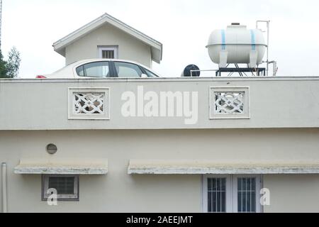 Auto auf dem Dach und Heizung, Tee Nest Resort, Singara Immobilien, Coonoor, Nilgiris, Tamil Nadu, Indien Stockfoto