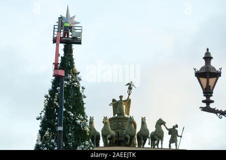 St. Petersburg, Russland. 8 Dez, 2019. Arbeitnehmer schmücken einen Weihnachtsbaum an Dvortsovaya Square in St. Petersburg, Russland, Dezember 8, 2019. Credit: Irina Motina/Xinhua/Alamy leben Nachrichten Stockfoto