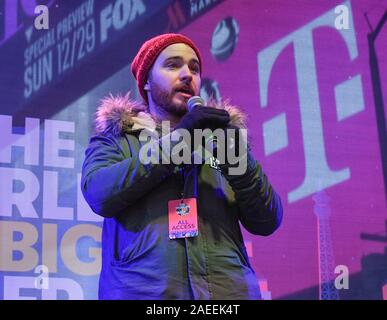 New York, NY - 7. Dezember 2019: Josh Littlejohn spricht auf der Bühne während der Welt Big Sleep heraus einen Anruf für ein Ende der weltweiten Obdachlosigkeit am Times Square Stockfoto