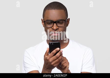 Schwere afrikanische amerikanische Mann in Gläser im Bildschirm "Telefon" suchen Stockfoto