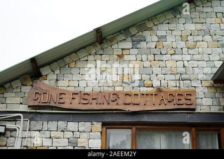 Holzschild, Gone Fishing Cottages, Dorf Deori, Tirthan Kalwari, Tal, Himachal Pradesh, Indien, Asien Stockfoto