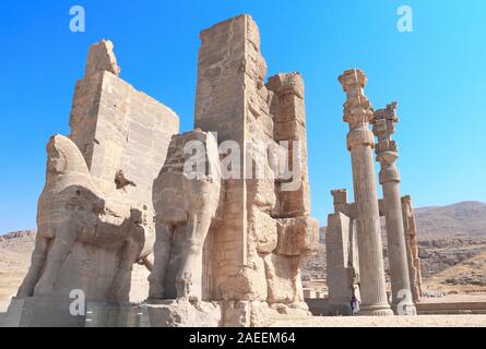 Tor aller Nationen (Xerxes Tor) mit Statuen von Stieren in der antiken Stadt Persepolis, Iran. Weltkulturerbe der UNESCO Stockfoto