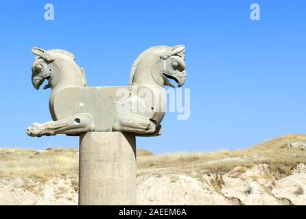 Fragment der Stein Spalte Skulptur eines zweiköpfigen greife in der antiken Stadt Persepolis, Iran. UNESCO-Weltkulturerbe. Am blauen Himmel backgroun Stockfoto