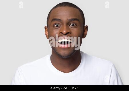 Kopf geschossen Portrait von Glücklich, aufgeregt, African American man Stockfoto
