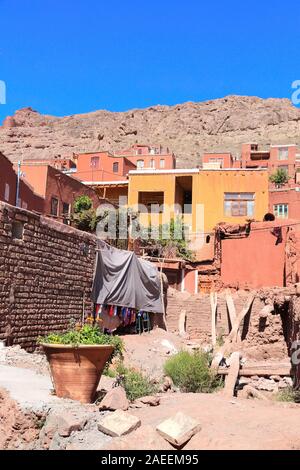 Die Straße mit roten Adobe Häuser in Berg Dorf Abyaneh, der ältesten Iranischen traditionellen Dorf im zentralen Teil des Iran. UNESCO-er Stockfoto