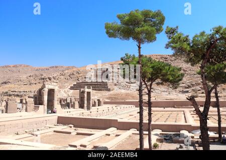 Ruinen des Palastes von 100 Spalten und Grab des Artaxerxes III., am Hang des Mount Rahmet, Persepolis, Iran. Weltkulturerbe der UNESCO Stockfoto