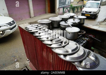 Stahl Utensilien der Dhaba Restaurant am Straßenrand in der schmalen Straße, Banjar Stadt, Tirthan Tal, Kulu, Himachal Pradesh, Indien, Asien Stockfoto