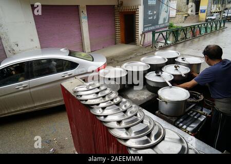 Stahl Utensilien der Dhaba Restaurant am Straßenrand in der schmalen Straße, Banjar Stadt, Tirthan Tal, Kullu, Himachal Pradesh, Indien, Asien Stockfoto