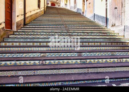 Treppe mit verfügt über sizilianische Keramik in Vizzini, Sizilien, Italien Stockfoto
