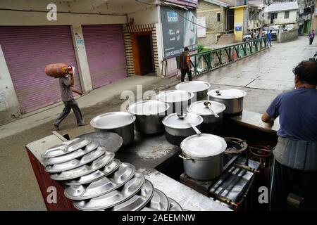 Stahl Utensilien der Dhaba Restaurant am Straßenrand in der schmalen Straße, Banjar Stadt, Tirthan Tal, Kullu, Himachal Pradesh, Indien, Asien Stockfoto