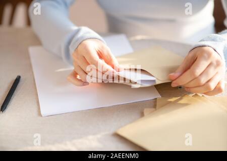 Frau in Grau Outfit am Tisch sitzen Stockfoto