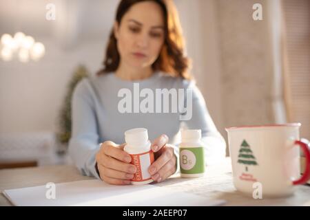 Dunkelhaarige hübsche Frau einsam zu Hause Stockfoto