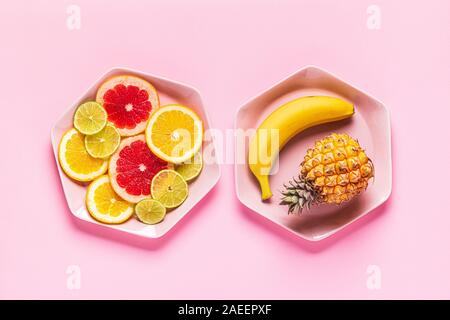 Tropische Früchte und Schichten auf Platten, Ansicht von oben. Stockfoto