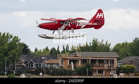 Richmond, British Columbia, Kanada. 11 Aug, 2019. Ein Harbour Air Wasserflugzeuge De Havilland Canada DHC-3 Otter T Turbine Wasserflugzeug (C-FODH), in speziellen gemalt'' Kanada 150'' Livery, auf Final Approach Landeanflug auf Vancouver International Airport, Wasser auf den Fraser River gelegen, angrenzend an das Terminal Süd von Vancouver International Airport, Richmond, BC am Sonntag, 11. August 2019. Credit: bayne Stanley/ZUMA Draht/Alamy leben Nachrichten Stockfoto