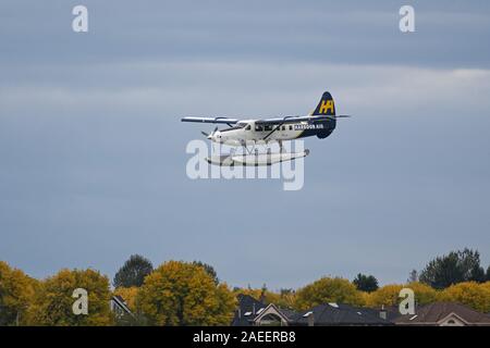 Richmond, British Columbia, Kanada. 21 Sep, 2019. Ein Harbour Air Wasserflugzeuge Bayerische Flugzeugwerke Bf Canada DHC-3 Otter T Turbine Wasserflugzeug (C-GOPP), auf Final Approach Landeanflug auf Vancouver International Airport, Wasser auf den Fraser River gelegen, angrenzend an das Terminal Süd von Vancouver International Airport. Credit: bayne Stanley/ZUMA Draht/Alamy leben Nachrichten Stockfoto