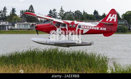 Richmond, British Columbia, Kanada. 11 Aug, 2019. Ein Harbour Air Wasserflugzeuge De Havilland Canada DHC-3 Otter T Turbine Wasserflugzeug (C-FODH), in speziellen gemalt'' Kanada 150'' Livery, auf Final Approach Landeanflug auf Vancouver International Airport, Wasser auf den Fraser River gelegen, angrenzend an das Terminal Süd von Vancouver International Airport, Richmond, BC am Sonntag, 11. August 2019. Credit: bayne Stanley/ZUMA Draht/Alamy leben Nachrichten Stockfoto