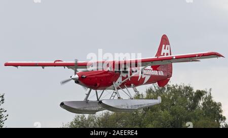 Richmond, British Columbia, Kanada. 11 Aug, 2019. Ein Harbour Air Wasserflugzeuge De Havilland Canada DHC-3 Otter T Turbine Wasserflugzeug (C-FODH), in speziellen gemalt'' Kanada 150'' Livery, auf Final Approach Landeanflug auf Vancouver International Airport, Wasser auf den Fraser River gelegen, angrenzend an das Terminal Süd von Vancouver International Airport, Richmond, BC am Sonntag, 11. August 2019. Credit: bayne Stanley/ZUMA Draht/Alamy leben Nachrichten Stockfoto