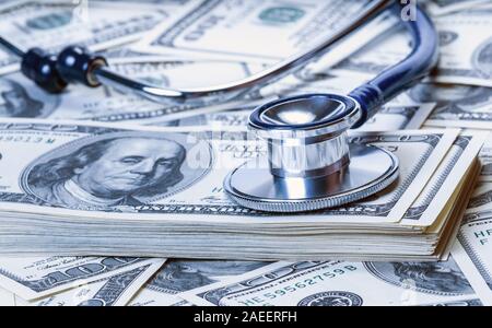 Stethoskop auf dem Dollar. Finanzen Gesundheit Konzept. Farben in Blau Stockfoto