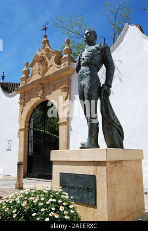 Bronzestatue der Matador Antonio Ordonez außerhalb der Stierkampfarena, Ronda, Provinz Malaga, Andalusien, Spanien, Europa. Stockfoto