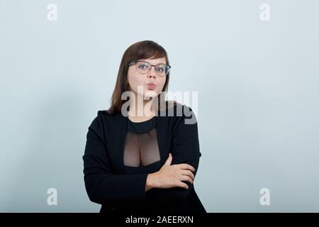 Jungen Frau, umarmen mit geöffneten Augen, schöne Gläser Stockfoto