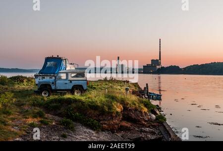 Aghada, Cork, Irland. 08 Mai, 2019. Die ersten Belastungen von Morgen am Ufer des Flusses Lee und die ESB-Kraftwerk beleuchten am Agh Stockfoto