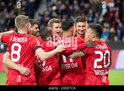 Leverkusen, Deutschland. 07 Dez, 2019. Jubel LEV für Torhüter Lucas ALARIO (LEV) nach dem Ziel machen es 2-0, Charles ARANGUIZ (LEV), Lucas ALARIO (LEV), Nadiem AMIRI (LEV), Sven BENDER (LEV), Moussa DIABY (LEV), Aleksandar DRAGOVIC (LEV), Lars BENDER (LEV) Fußball 1. 1. Fussballbundesliga, 14. Spieltag, Bayer 04 Leverkusen (LEV) - FC Schalke 04 (GE) 2:1, 07/12/2019 in Leverkusen/Deutschland. € | Nutzung der weltweiten Kredit: dpa/Alamy leben Nachrichten Stockfoto