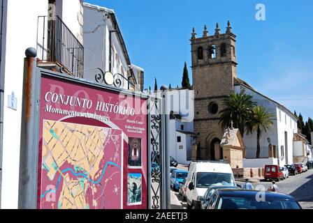 Historischen Zentrum Informationen anmelden und planen mit der Kirche von nuestro Padre Jesus nach hinten in die Altstadt, Ronda, Provinz Malaga, Andalusien, Spanien. Stockfoto