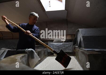 (191209) - JINGXIAN, Dez. 9, 2019 (Xinhua) - Cao Jianqin macht Xuan Papier an der Zijinlou Xuan Papier Fabrik in Jingxian Grafschaft, Stadt Xuancheng der ostchinesischen Provinz Anhui, Okt. 22, 2019. Xuan Papier, traditionelle Chinesische Papier in Jingxian Grafschaft Xuancheng Stadt gemacht, hat eine Geschichte von mehr als 1.000 Jahren. Durch über 100 Verfahren, der das Papier kostet mindestens ein Jahr das Material in das endgültige Produkt zu machen. Für den "Distinguished Handwerk bekannt, feine Qualität und lange Zeit zu bewahren, das Papier ist von chinesischen Künstlern und Kalligraphen geliebt und heißt 'Papier mit li Stockfoto