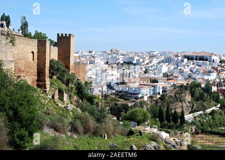 Blick entlang der alten Stadtmauer in Richtung der Stadt und unser Vater Jesus Kirche, Ronda, Provinz Malaga, Andalusien, Spanien, Europa. Stockfoto