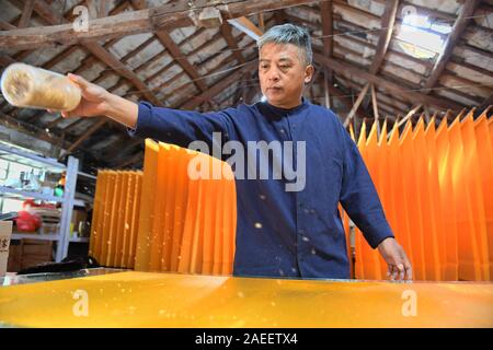 (191209) - JINGXIAN, Dez. 9, 2019 (Xinhua) - Cao Jianqin macht Xuan Papier an der Zijinlou Xuan Papier Fabrik in Jingxian Grafschaft, Stadt Xuancheng der ostchinesischen Provinz Anhui, Okt. 22, 2019. Xuan Papier, traditionelle Chinesische Papier in Jingxian Grafschaft Xuancheng Stadt gemacht, hat eine Geschichte von mehr als 1.000 Jahren. Durch über 100 Verfahren, der das Papier kostet mindestens ein Jahr das Material in das endgültige Produkt zu machen. Für den "Distinguished Handwerk bekannt, feine Qualität und lange Zeit zu bewahren, das Papier ist von chinesischen Künstlern und Kalligraphen geliebt und heißt 'Papier mit li Stockfoto