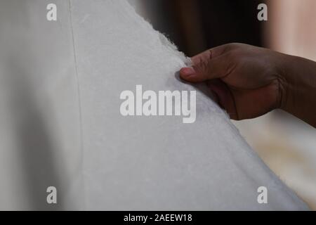 (191209) - JINGXIAN, Dez. 9, 2019 (Xinhua) - Cao Jianqin bereitet Xuan Papier an der Zijinlou Xuan Papier Fabrik in Jingxian Grafschaft, Stadt Xuancheng der ostchinesischen Provinz Anhui, Okt. 22, 2019 zu trocknen. Xuan Papier, traditionelle Chinesische Papier in Jingxian Grafschaft Xuancheng Stadt gemacht, hat eine Geschichte von mehr als 1.000 Jahren. Durch über 100 Verfahren, der das Papier kostet mindestens ein Jahr das Material in das endgültige Produkt zu machen. Für den "Distinguished Handwerk bekannt, feine Qualität und lange Zeit zu bewahren, das Papier ist von chinesischen Künstlern und Kalligraphen geliebt und heißt "pap Stockfoto