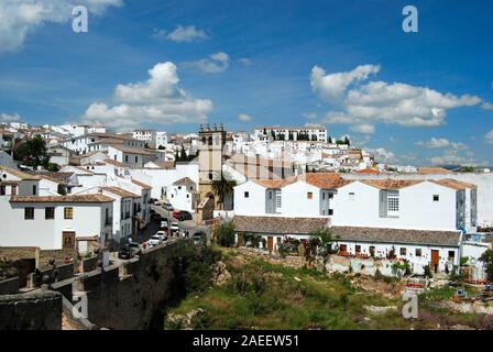 Blick entlang der alten Brücke in Richtung der Kirche von nuestro Padre Jesus und weiß getünchten Gebäuden, Ronda, Provinz Malaga, Spanien. Stockfoto