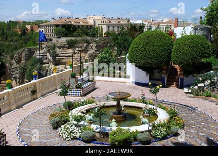 Brunnen in der hübschen Gärten im Don Bosco Haus, Ronda, Provinz Malaga, Andalusien, Spanien, Europa. Stockfoto