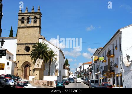 RONDA, SPANIEN - 13. MAI 2008 - Blick auf unser Vater Jesus Kirche und Einkaufsstraße in der Altstadt, Ronda, Provinz Malaga, Andalusien, Spanien, Europa. Stockfoto