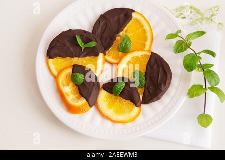 Bild an hausgemachten kandierte Orangen in Schokolade getauchten mit frischer Minze Stockfoto