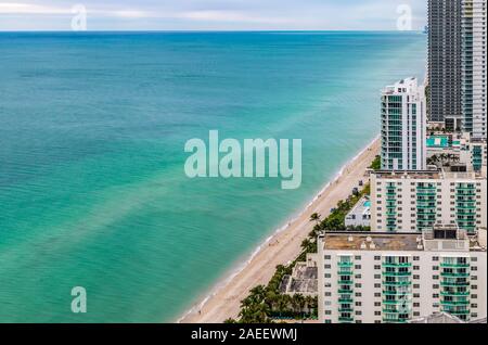 Luftaufnahme von Hollywood Beach, das blaue Meer und die Wolkenkratzer entlang der Küste von Ft Lauderdale, Florida. Stockfoto