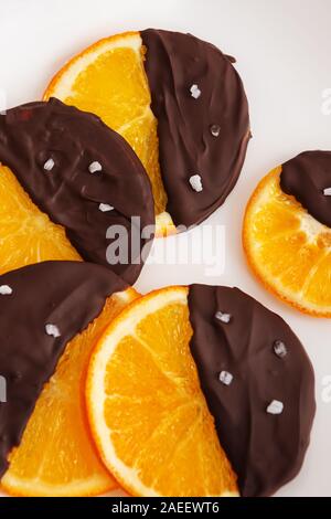 Bild an hausgemachten kandierte Orangen in Schokolade getauchten mit Salz Stockfoto