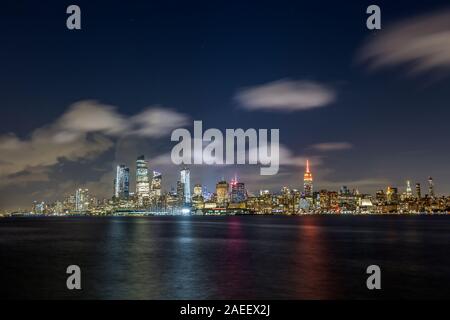 New York City Skyline Panorama bei Sonnenuntergang. Manhattan Bürogebäude/skysrcapers in der Nacht. New York City panoramatic erschossen. Stockfoto