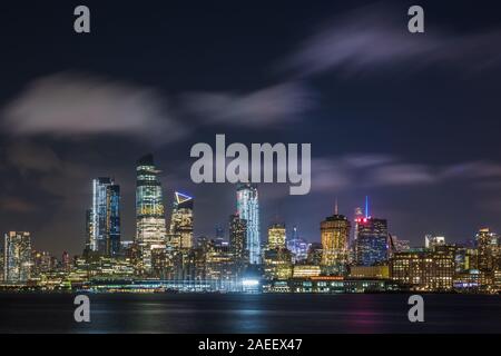 New York City Skyline Panorama bei Sonnenuntergang. Manhattan Bürogebäude/skysrcapers in der Nacht. New York City panoramatic erschossen. Stockfoto