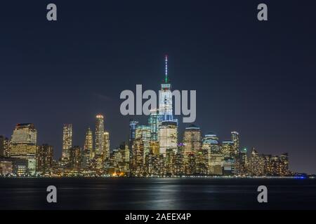 New York City Skyline Panorama bei Sonnenuntergang. Manhattan Bürogebäude/skysrcapers in der Nacht. New York City panoramatic erschossen. Stockfoto