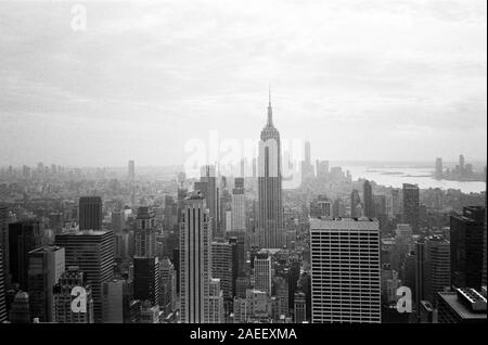 Empire State Building gesehen von der Spitze des Felsens, das Rockefeller Center, New York City, Vereinigte Staaten von Amerika. Stockfoto