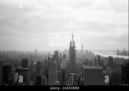 Empire State Building gesehen von der Spitze des Felsens, das Rockefeller Center, New York City, Vereinigte Staaten von Amerika. Stockfoto